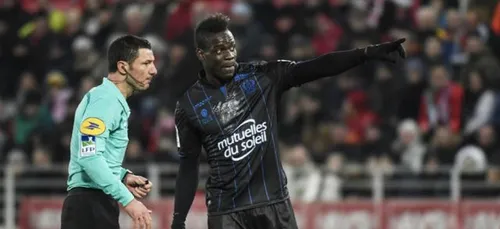 Football: Balotelli victime d'insultes racistes écope d'un carton...