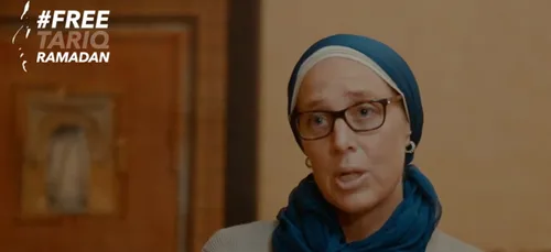 (Vidéo) La femme de Tariq Ramadan lui témoigne son soutien