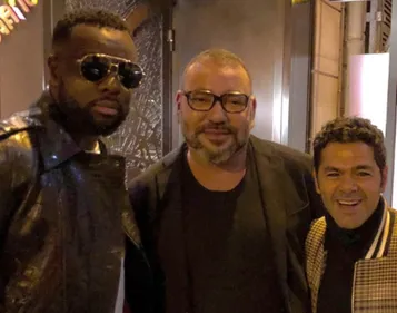 (Photos) Le Roi Mohammed VI prend la pose avec Maître Gims et Jamel...