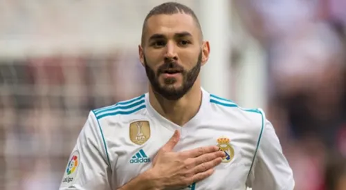 Un maillot de Karim Benzema aux enchères pour aider des collégiens