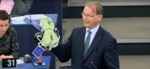 (Vidéo) Un eurodéputé offre une corde à Emmanuel Macron