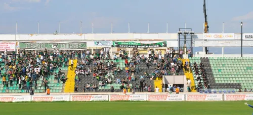 (Vidéo) Football: un supporter interdit de stade trouve une...