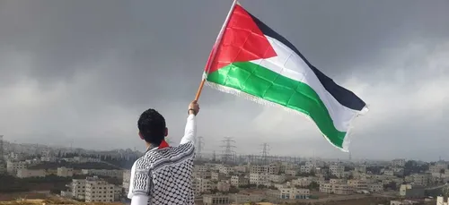 Deux panneaux installés en Palestine: l'un au nom d'Abdelaziz...