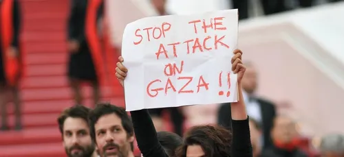 Festival Cannes: une actrice brandit une pancarte pour dénoncer les...