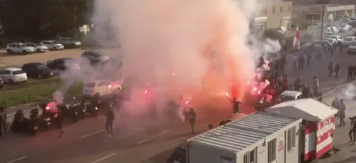 (Vidéo) Football: les joueurs du Havre accueillis en Corse par des...