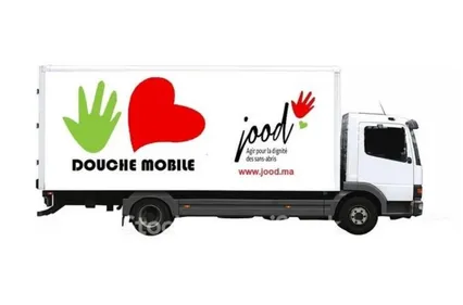 Au Maroc, le premier camion-douche mis en circulation pour les SDF