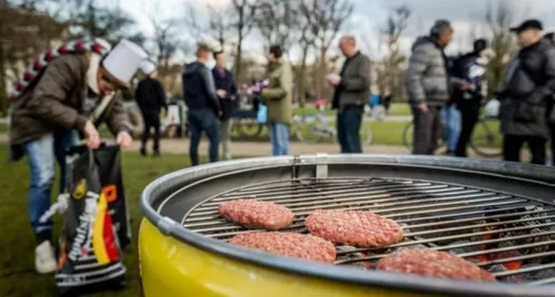 Pays-Bas: ils font rôtir du porc près des mosquées