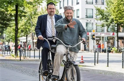 (Photos) Musulmans et Juifs ensemble à vélo en Allemagne pour la...