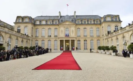 Des jeunes footballeurs de banlieue regarderont le match de la...