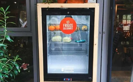 Un magasin de produits frais halal installe un frigo solidaire, la...