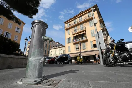 Nice coupe l'eau des fontaines, les citoyens trouvent une solution
