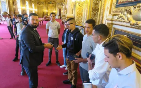 (Vidéo) Sept ados trouvent 4000 euros et décident de les ramener à...