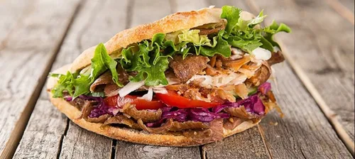 Du chou dans le kebab? Une recette courante en France!