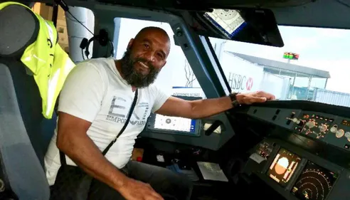 Un ancien boxeur professionnel maîtrise un homme qui tentait de...