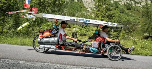 Deux marocains parcourent plus de 13 000 kilomètres sur un tricycle...