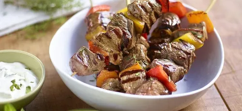 Recette : Mini-brochettes d’agneau, caviar d’aubergines-minute et...