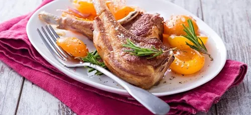 Recette : Côtes d’agneau, aux abricots et au romarin