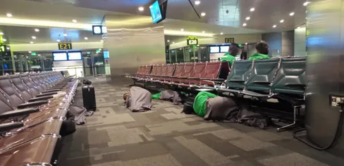 Des footballeurs kényans forcés de dormir par terre en attendant...