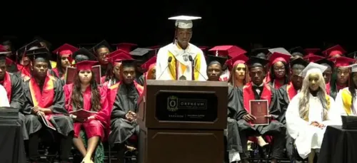 Un sans-abri finit major de promo et est accepté dans 40 universités !