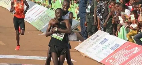 (Vidéo) Un athlète kenyan donne une leçon d’humanité lors d’une...