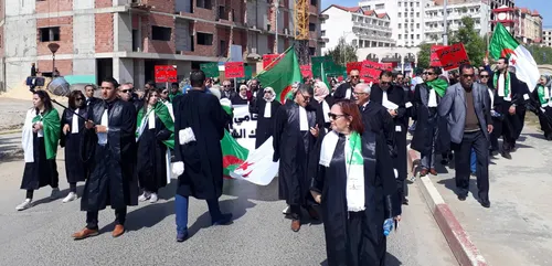 Algérie : des avocats marchent pour apporter leur soutien aux...