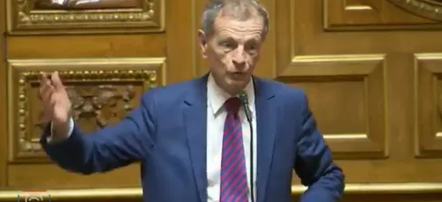 (Vidéo) Un sénateur compare le voile à un costume d'halloween