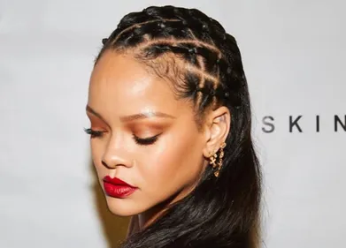 Rihanna crée la polémique en diffusant un hadith lors d'un défilé...