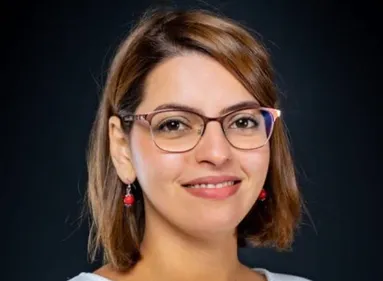 Une femme algérienne experte en cybersécurité en France !