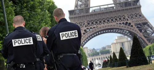 Agression au couteau à caractère raciste près de la Tour Eiffel,...