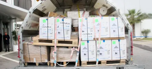 La Tunisie reçoit un lot de plus de 90.000 doses du vaccin Pfizer...