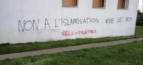 Tags islamophobes sur les murs du Centre Islamique Avicenne de Rennes