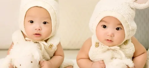 Une femme accouche de jumeaux de pères différents !