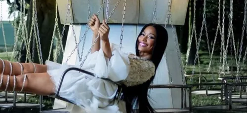 Nicki Minaj devient la bonne fée de Noël pour H&M (Vidéo)