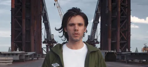 Orelsan pose pour le générique de la saison 2 de « One Punch Man »