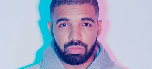 Drake: surpris en train de se faire un cocktail pendant un match !...