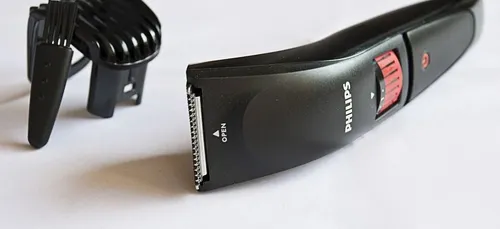 Des enfants volent le rasoir électrique de leur maman et se rasent...