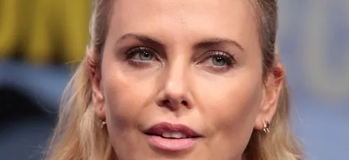 Charlize Theron recadre Cyril Hanouna en direct (Vidéo)