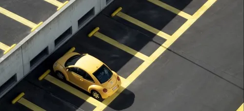 Cet homme paie une place de parking pour installer son bureau (Photos)