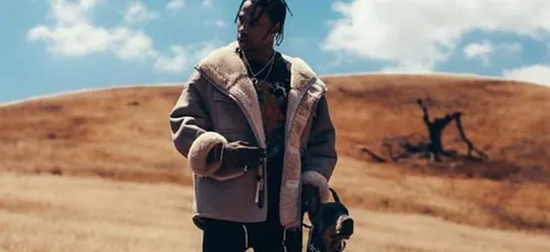 Quand Travis Scott se laisse tatouer par Kylie Jenner (Vidéo)