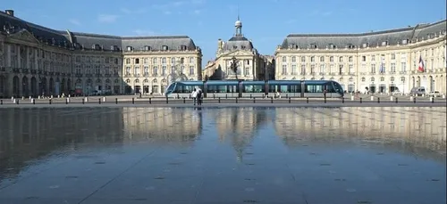 Bordeaux : une banderole « Chirac reviens » accrochée place de la...