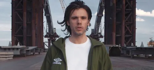 Orelsan détruit son appartement pour le clip "Dis moi" !
