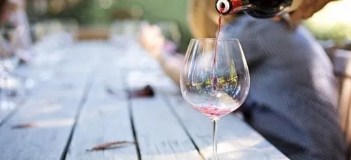 Job de rêve : 9000 euros pour déguster du rosé dans un château...