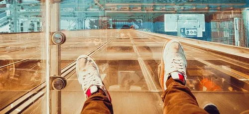 Le sol en verre d’un immeuble se fissure sous les pieds des...