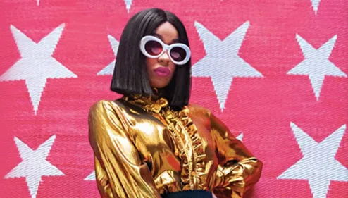 Cardi B craque sa tenue de scène en plein concert (Vidéo)