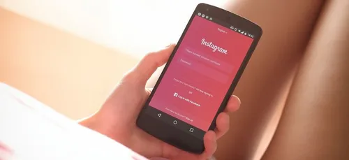 Une instagrameuse perd ses cheveux en direct en les décolorant (vidéo)