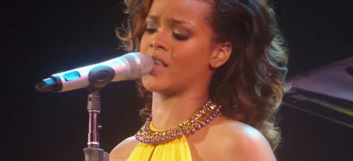 Rihanna fond en larme en retrouvant un ancien prof (Vidéo)