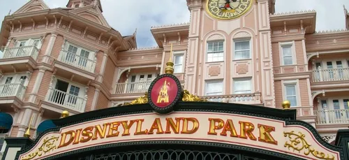 Une famille se bagarre à Disneyland, la vidéo fait le tour du web...