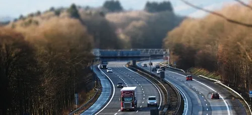 Chasse aux billets : un fourgon déverse accidentellement plus de...