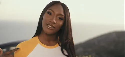 Aya Nakamura signe une collaboration avec une grande marque de...