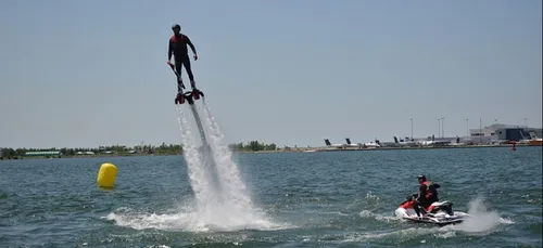 Franky Zapata échoue à traverser la Manche avec son flyboard (vidéo)